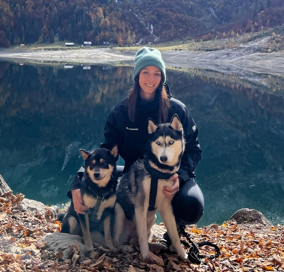 Jacky mit ihren zwei Hunden an einem Bergsee